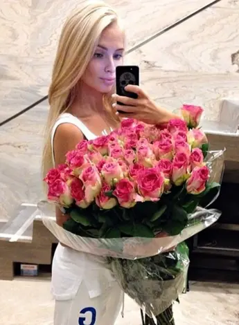 Алена Шишкова с розами