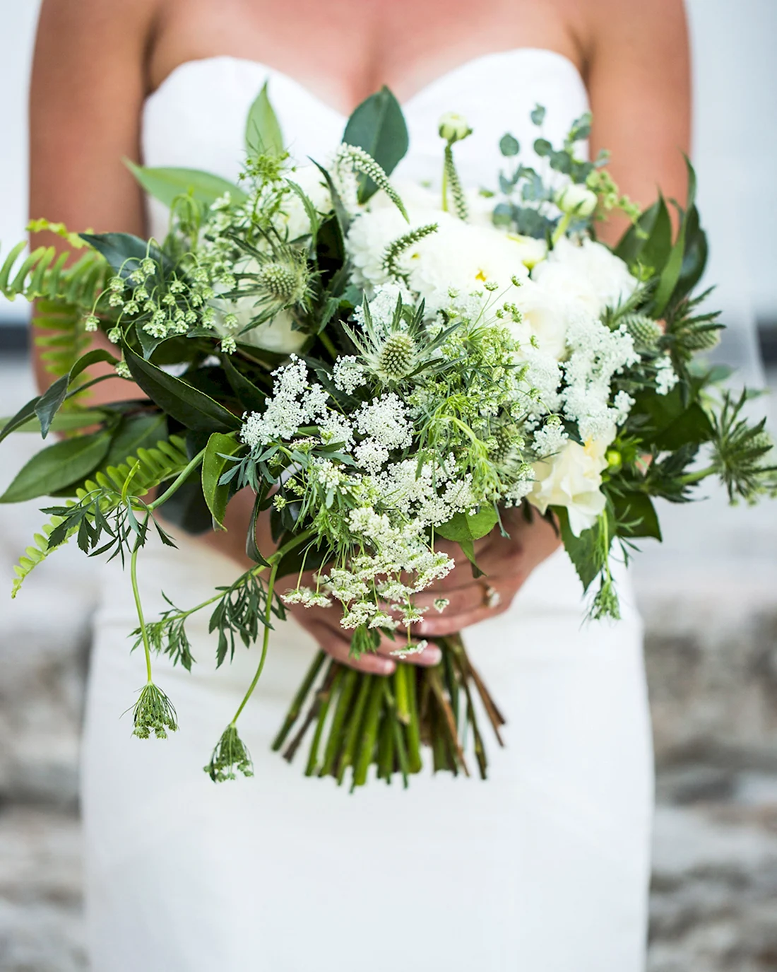 Бело зелёный букет невесты растрепыш