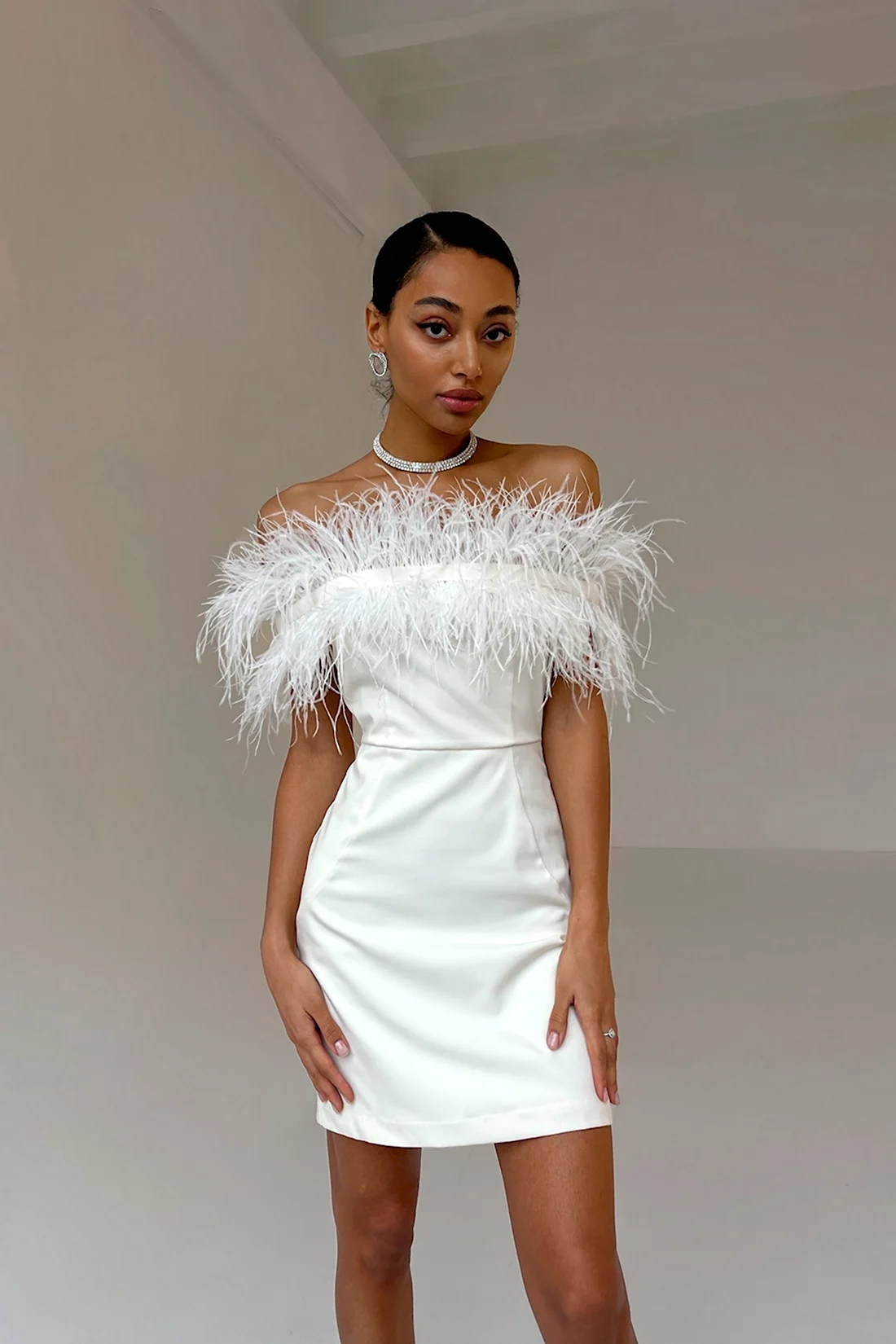 Белое короткое платье с перьями