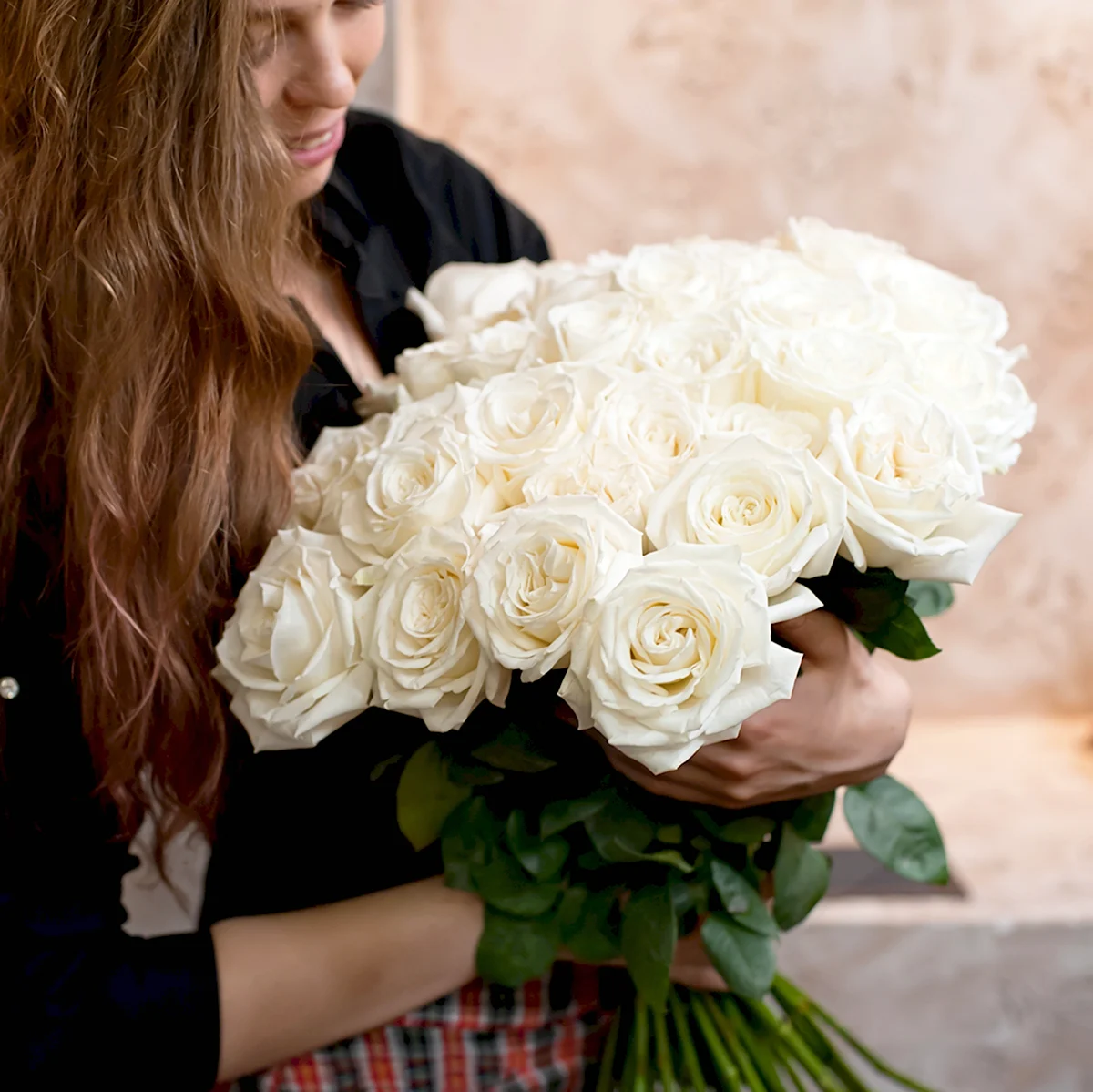 Белые розы в руках у девушки