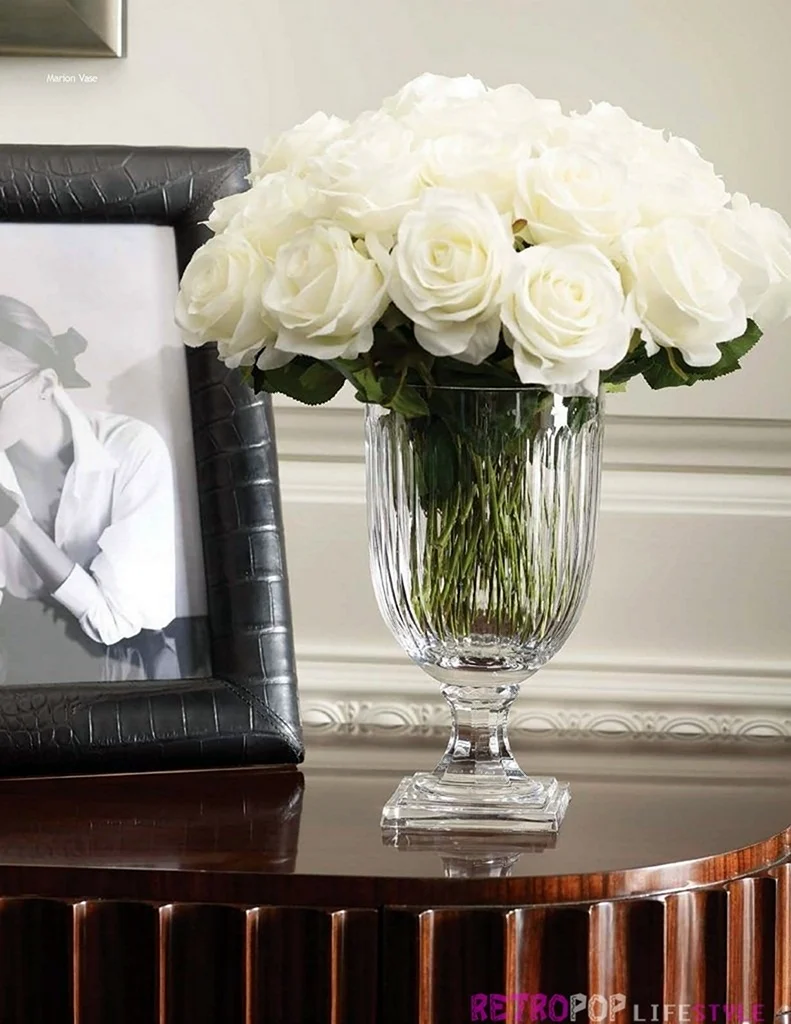 Белые розы в вазе
