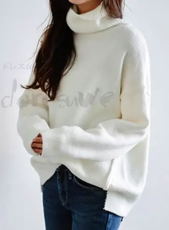 Белый объемный свитер