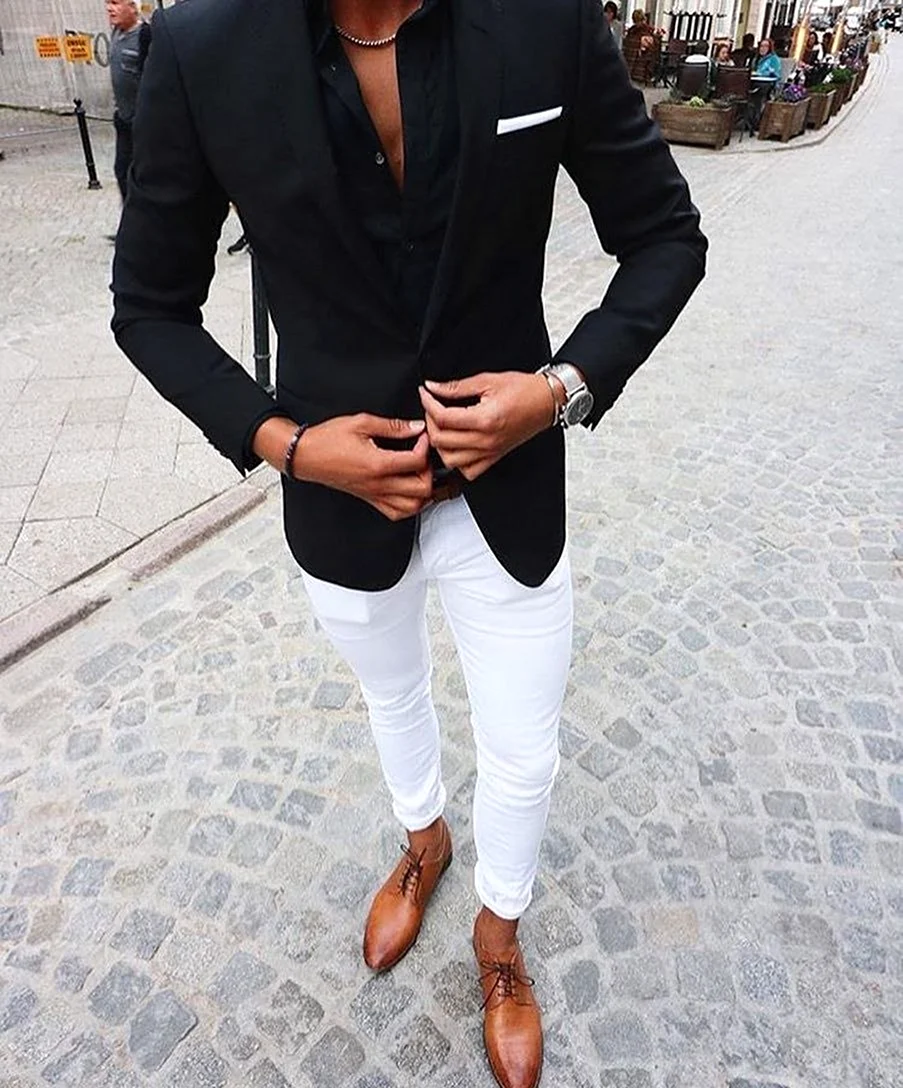 Белый пиджак с черными брюками