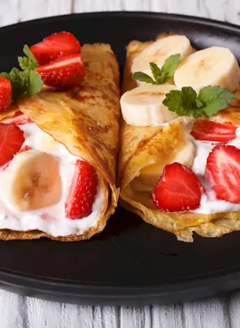 Блины с клубникой
