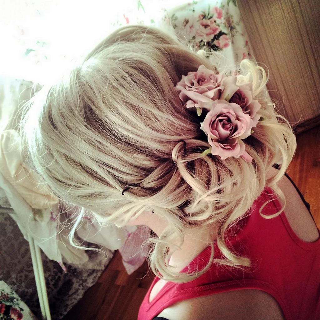 Блондинка с короткими волосами с цветами