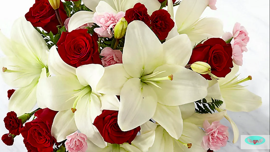 Букет белые розы и лилии
