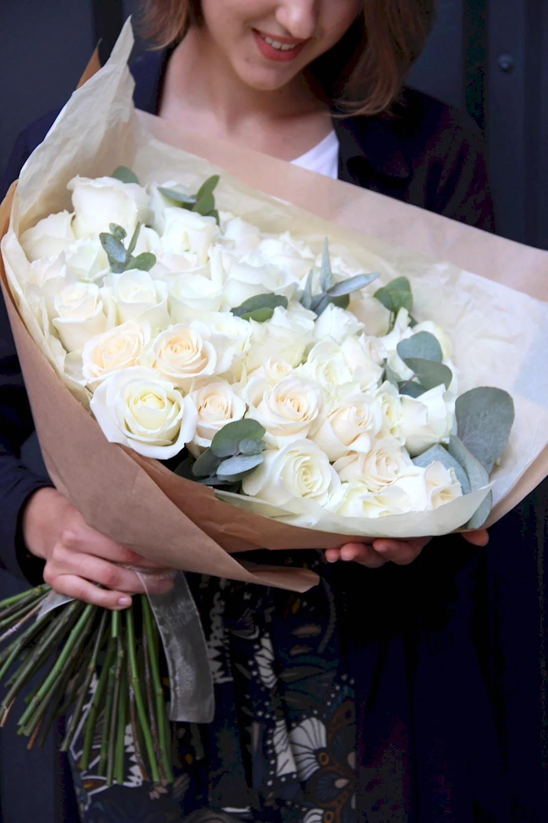 Букет белых роз в руках