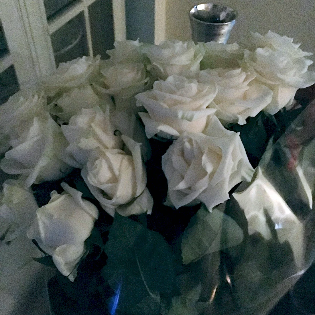 Букет белых роз в вазе дома