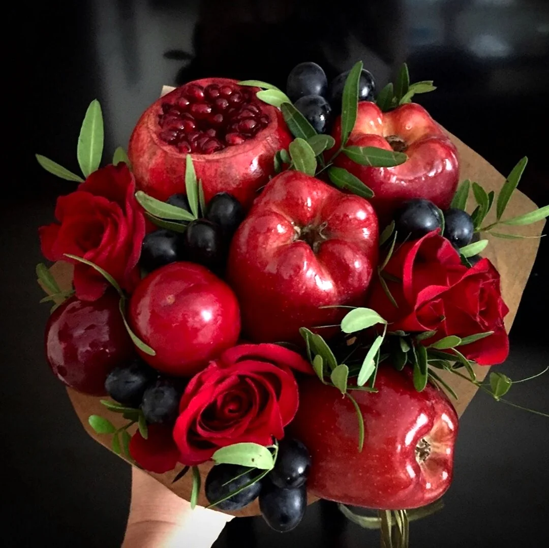Букет из фруктов с красными розами