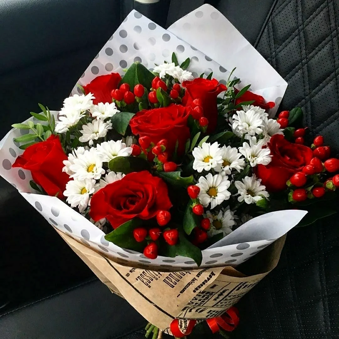Букет из красной розы и красной хризантемы