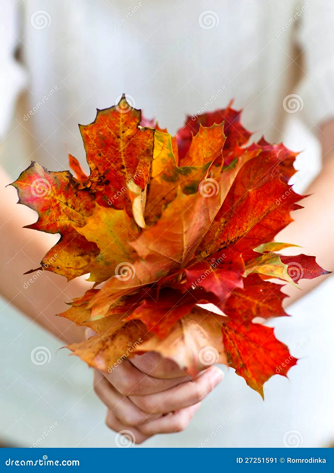 Букет из осенних листьев в руках