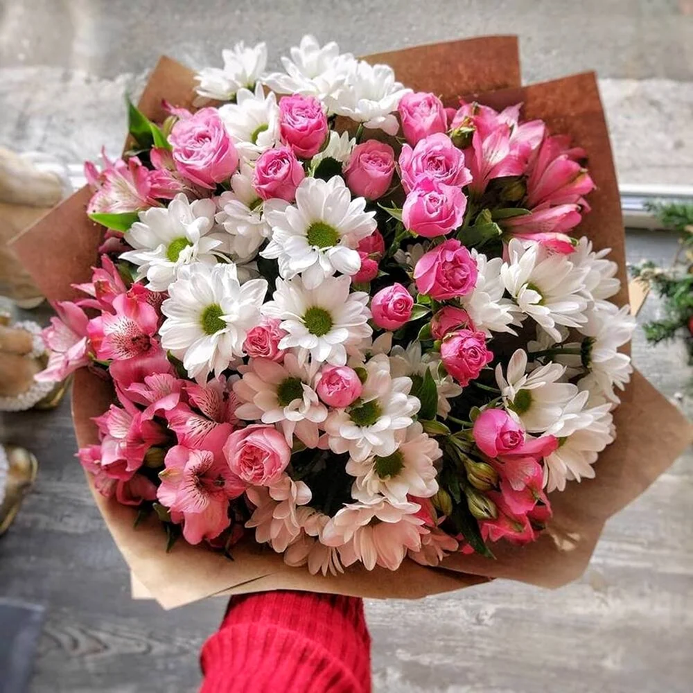 Букет кустовые розы и альстромерии и хризантемы