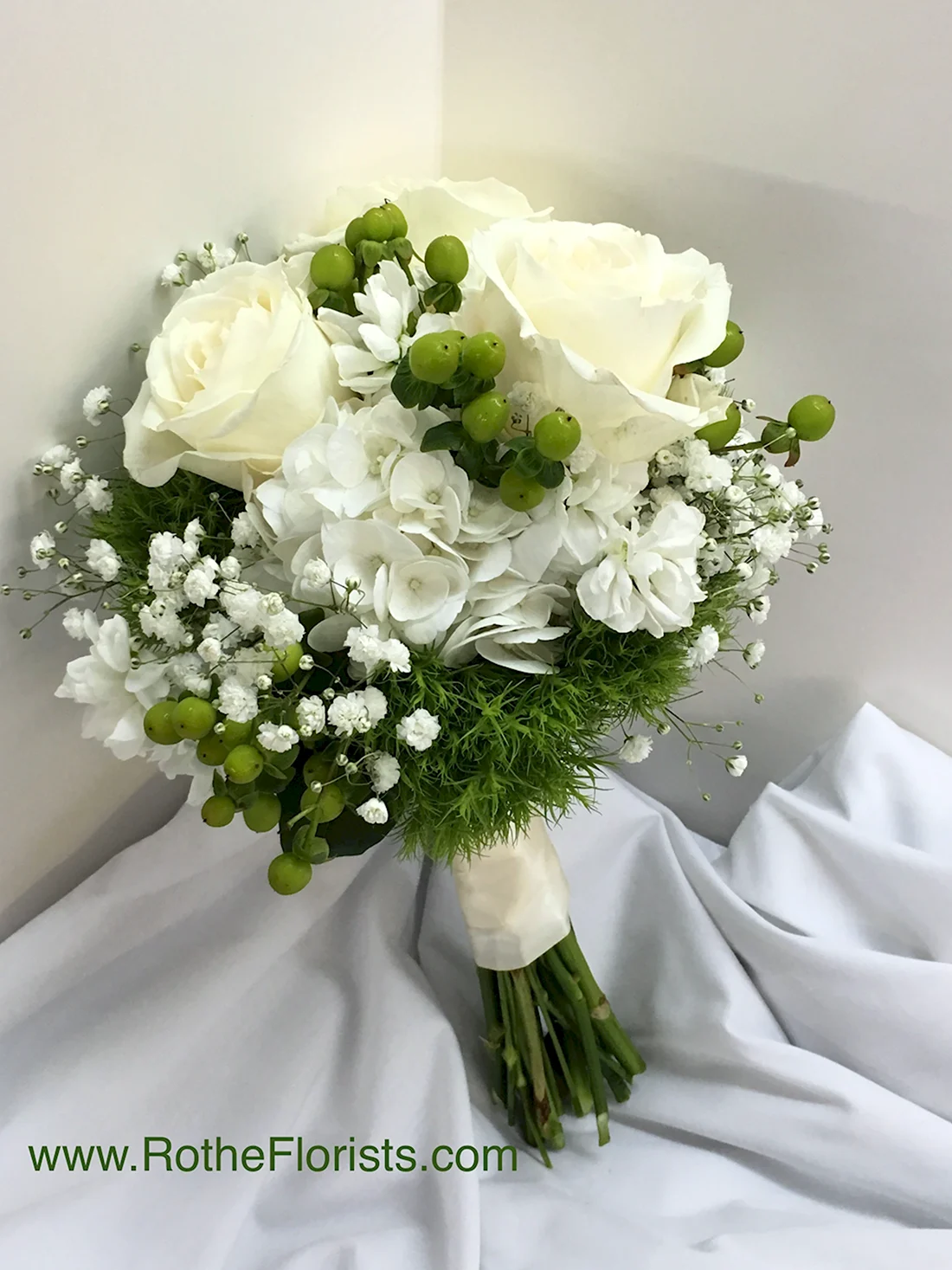 Букет невесты 7 белых роз с гиперикумом
