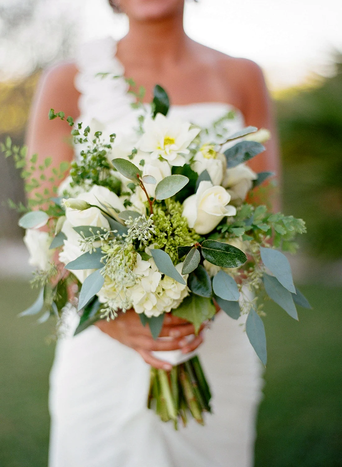 Букет невесты бело зеленый с эвкалиптом