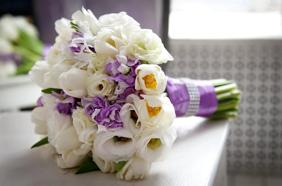 Букет невесты из тюльпанов и фрезии