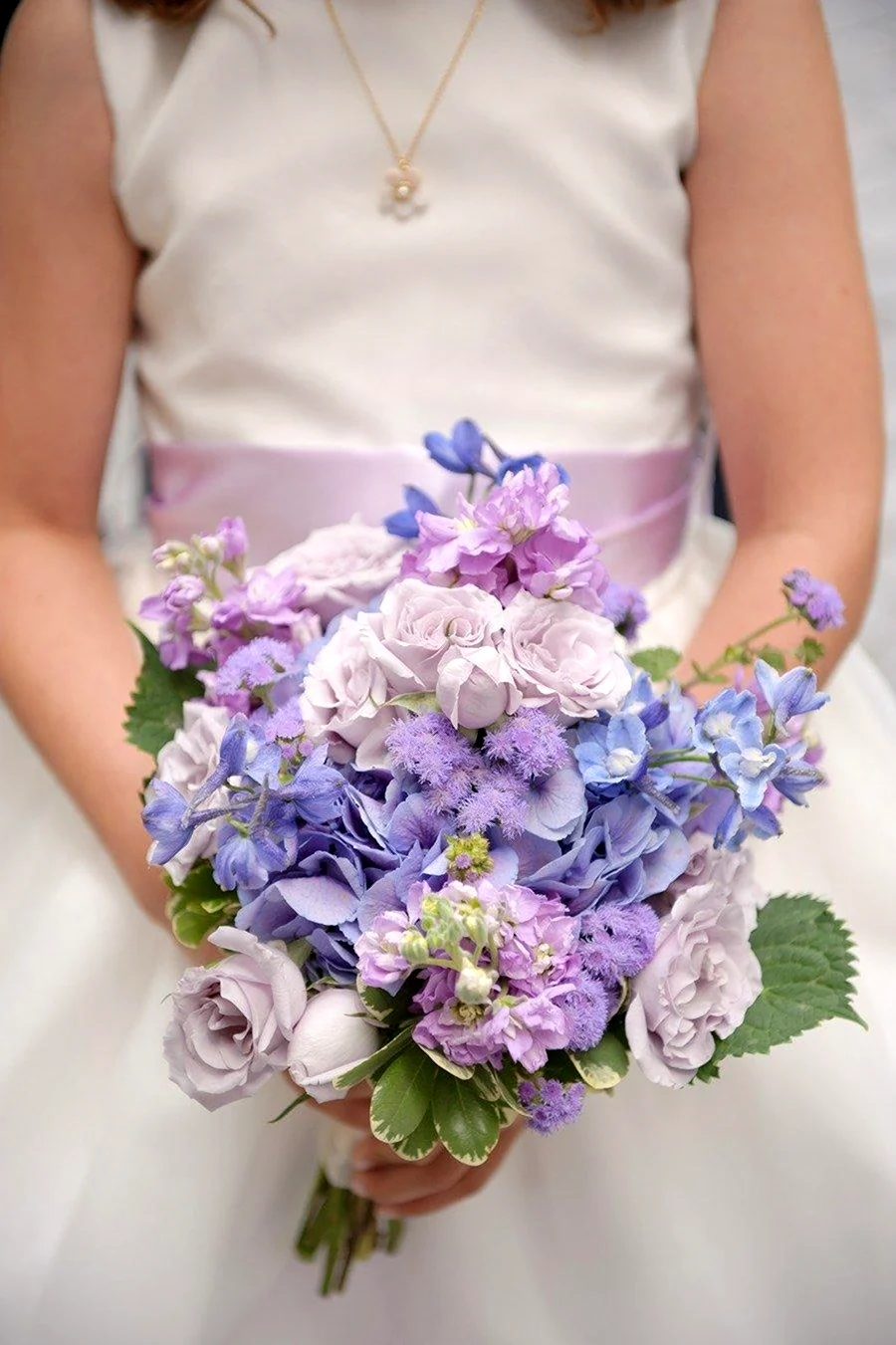 Букет невесты с фиолетовой гортензией