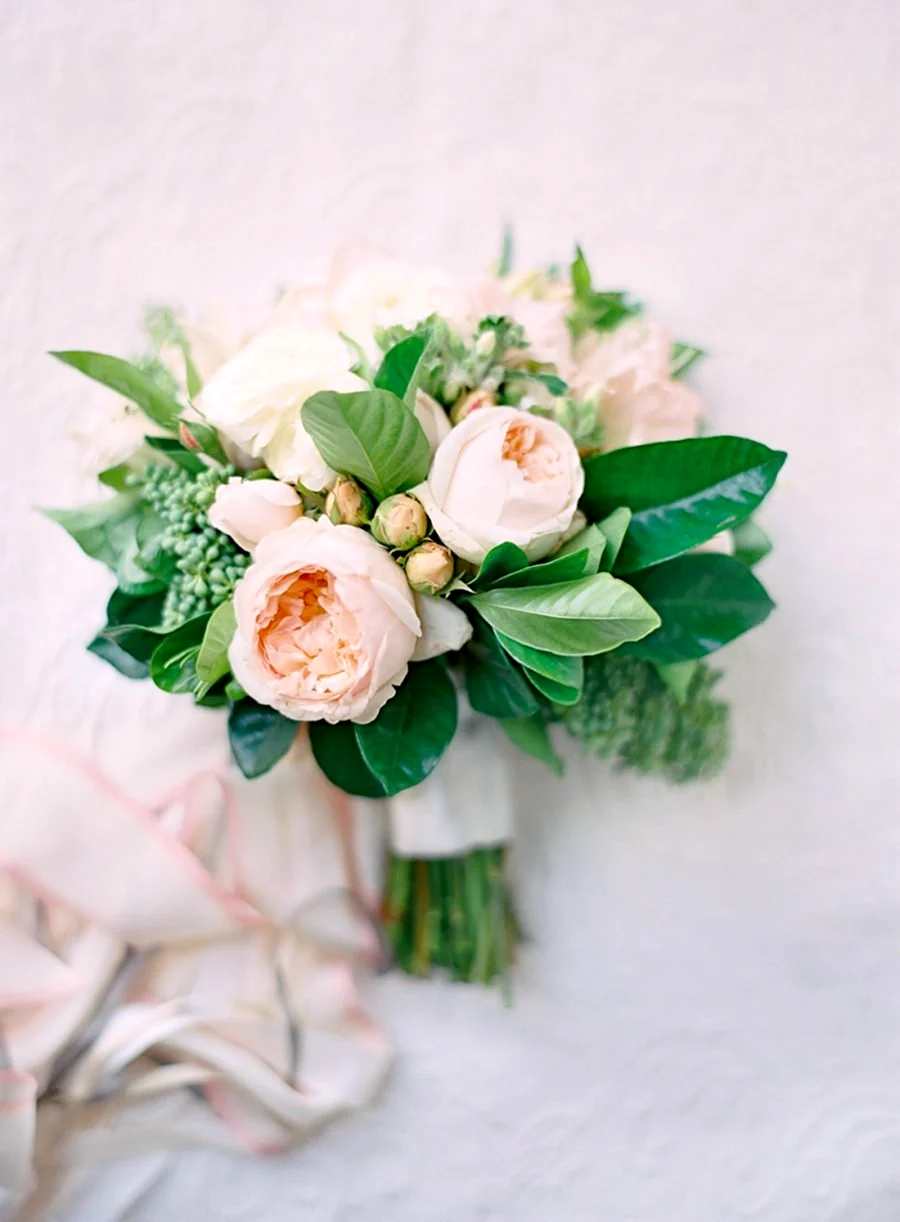 Букет невесты с пионовидными розами и зеленью