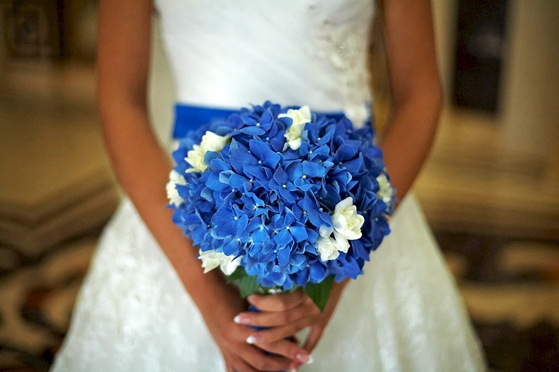 Букет невесты синяя гортензия