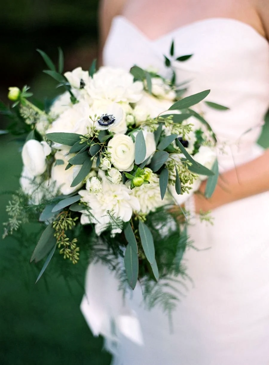 Букет невесты в бело зеленых тонах