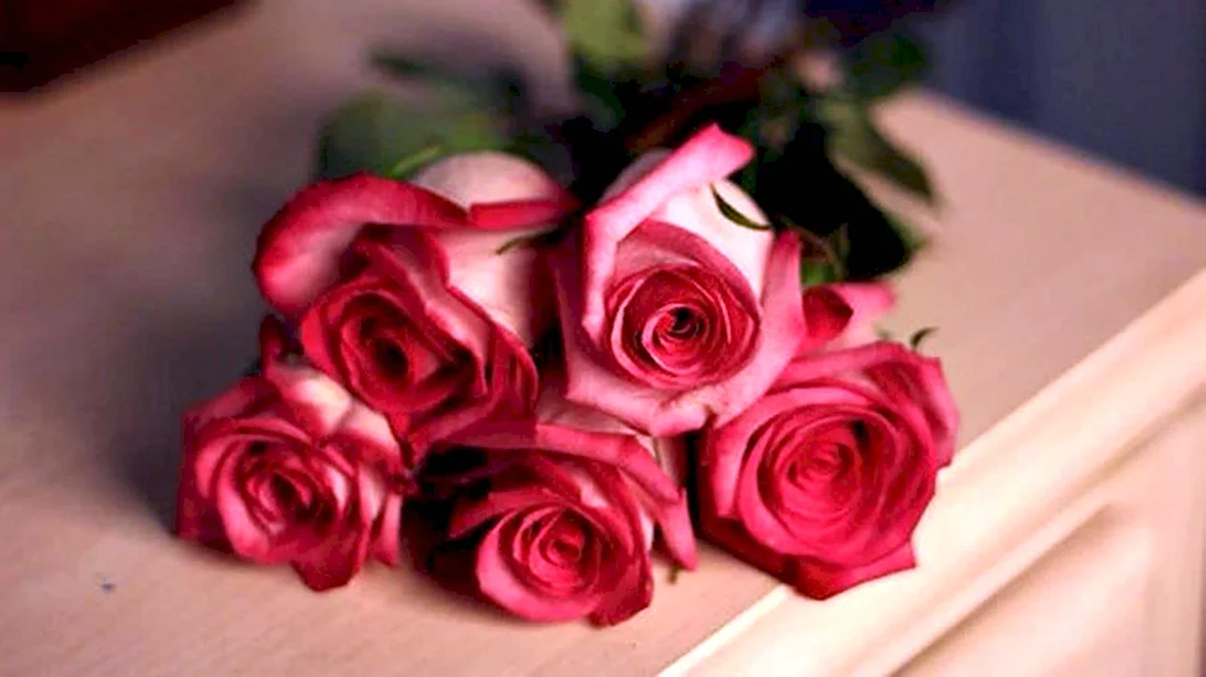 Букет роз лежит на столе