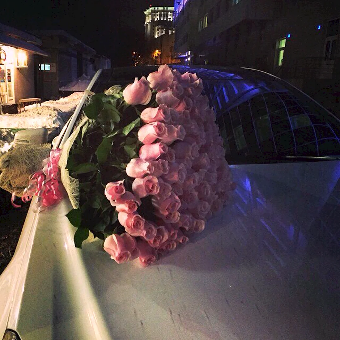 Букет роз ночью