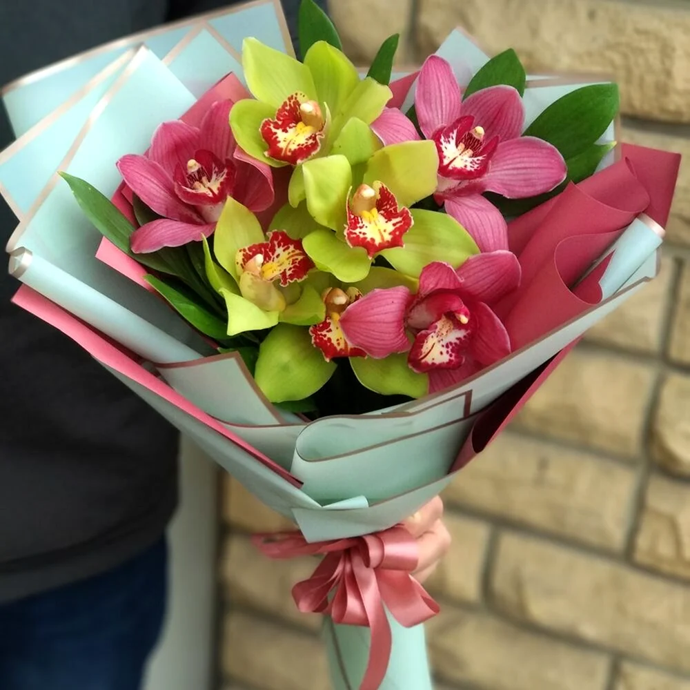 Букет с бордовыми орхидеями