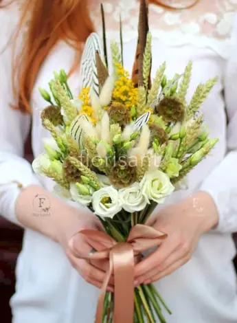 Букет с колосьями и цветами