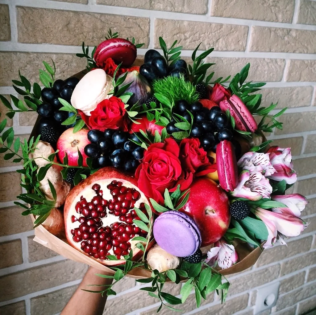 Букет с тюльпанами и фруктами