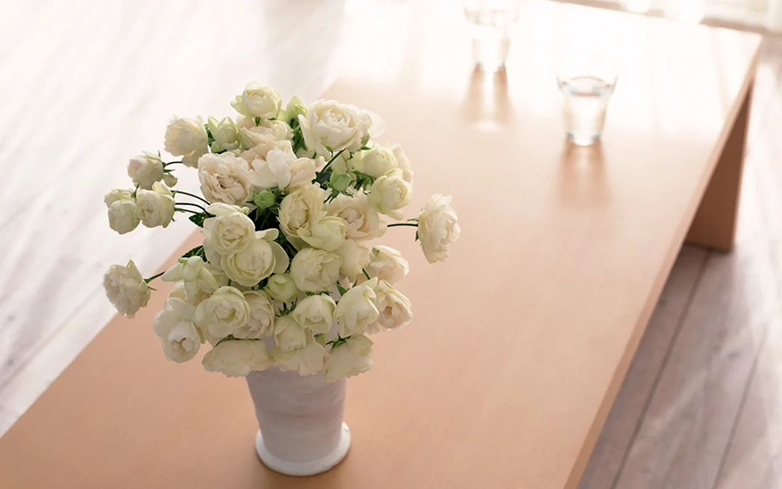 Букет цветов на бежевом столе