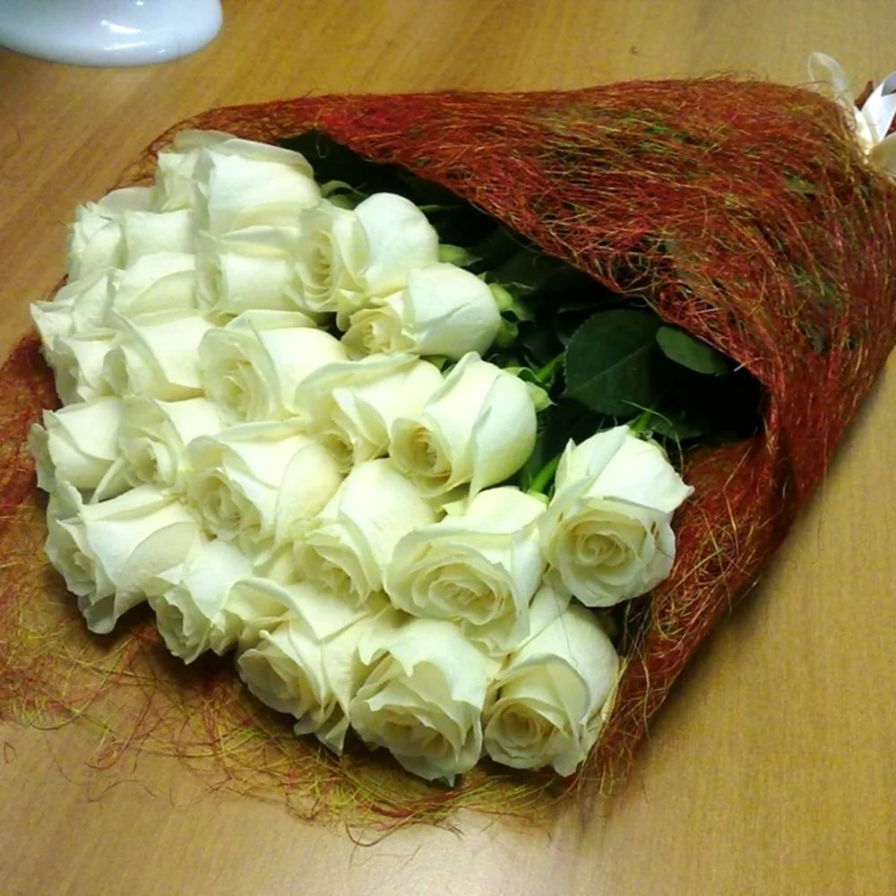 Букет цветов на столе в офисе