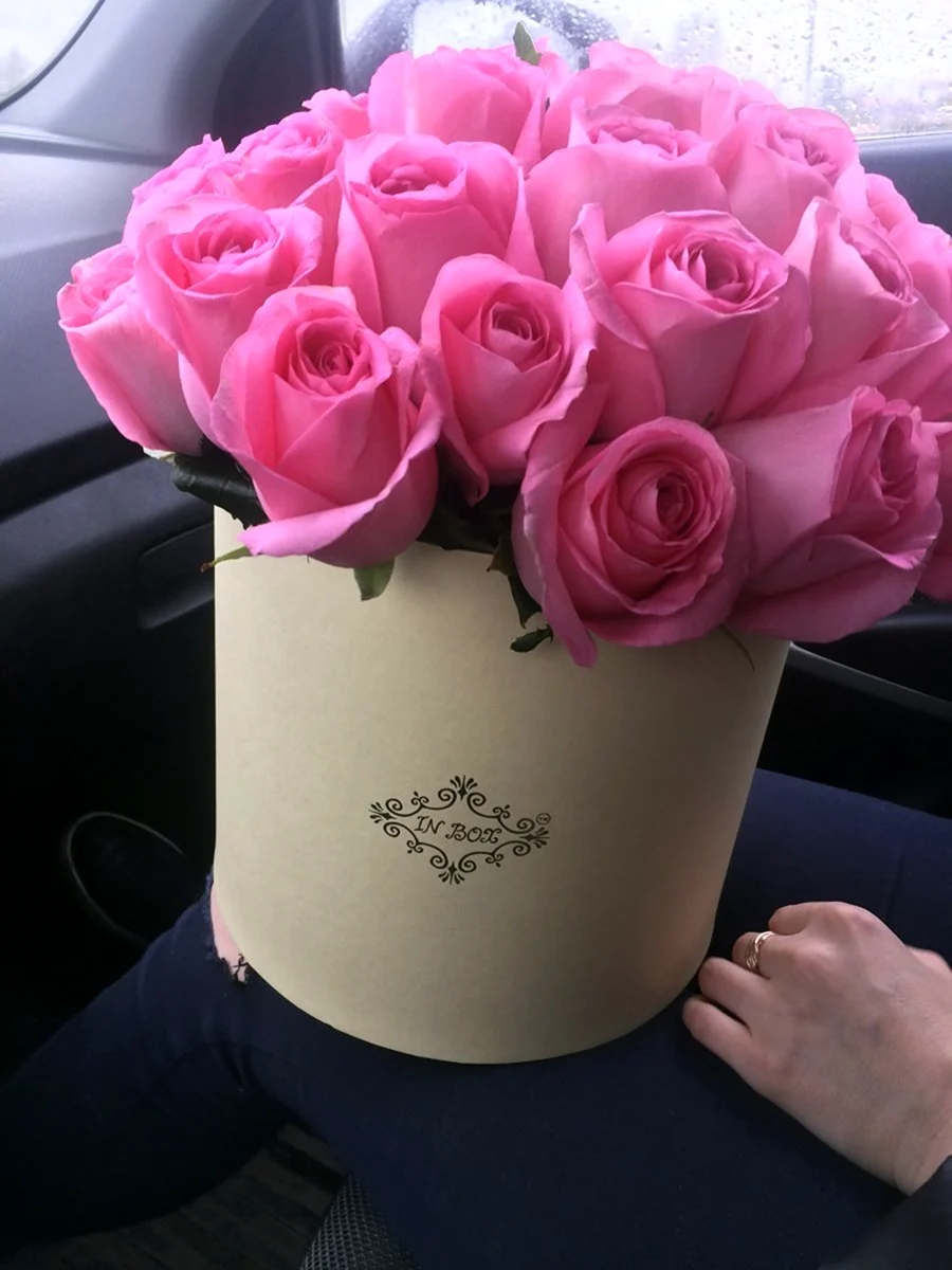 Букет цветов в руках у девушки
