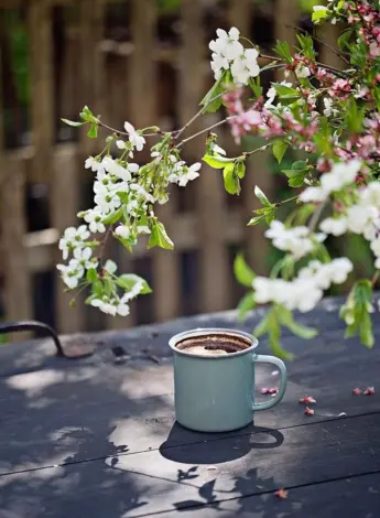Чашка кофе в весеннем саду