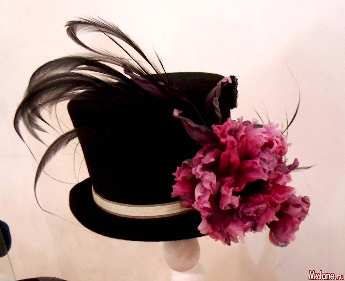 Черная шляпа с цветами