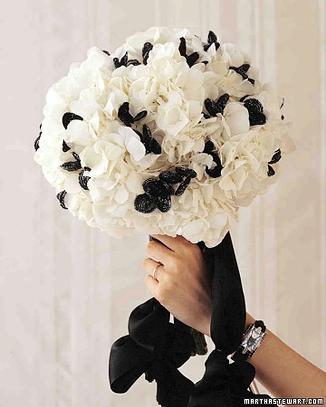 Черно белый букет невесты