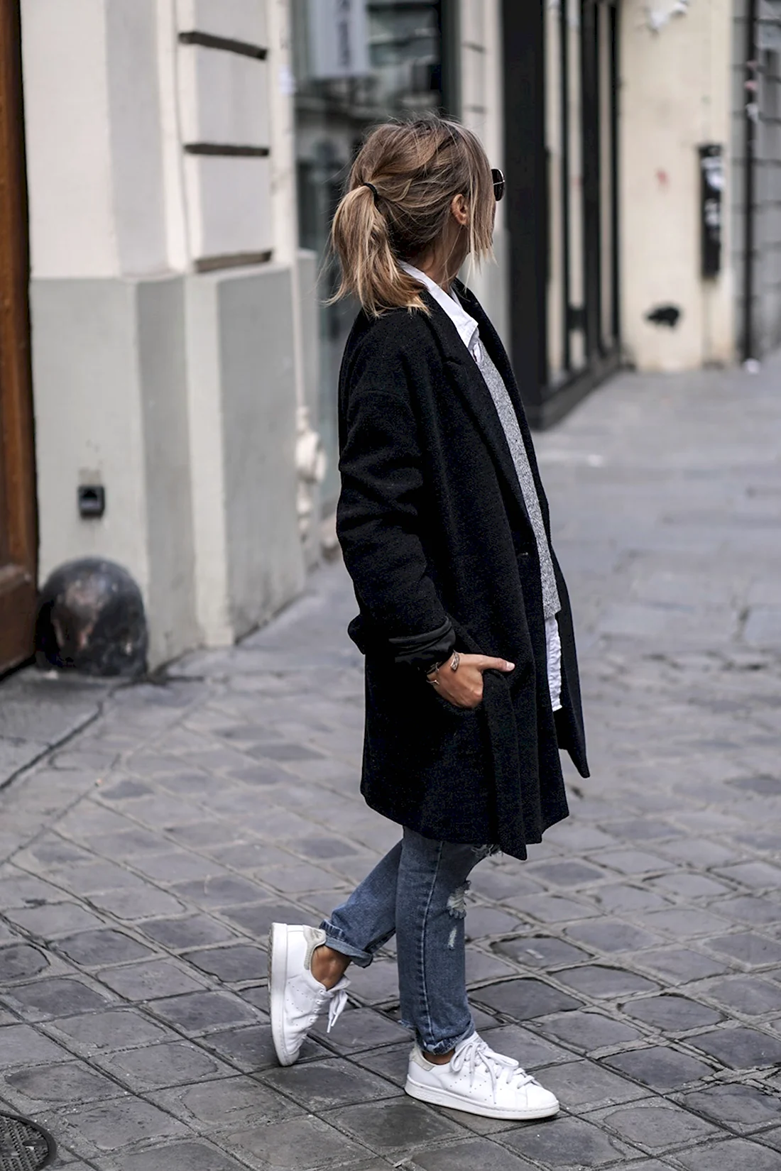 Черное пальто с кроссовками