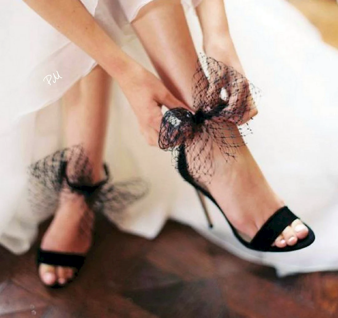 Черные туфли на невесте