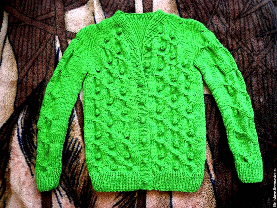 Детский свитер с шишечками