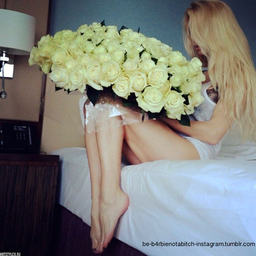 Девушка блондинка с белыми розами