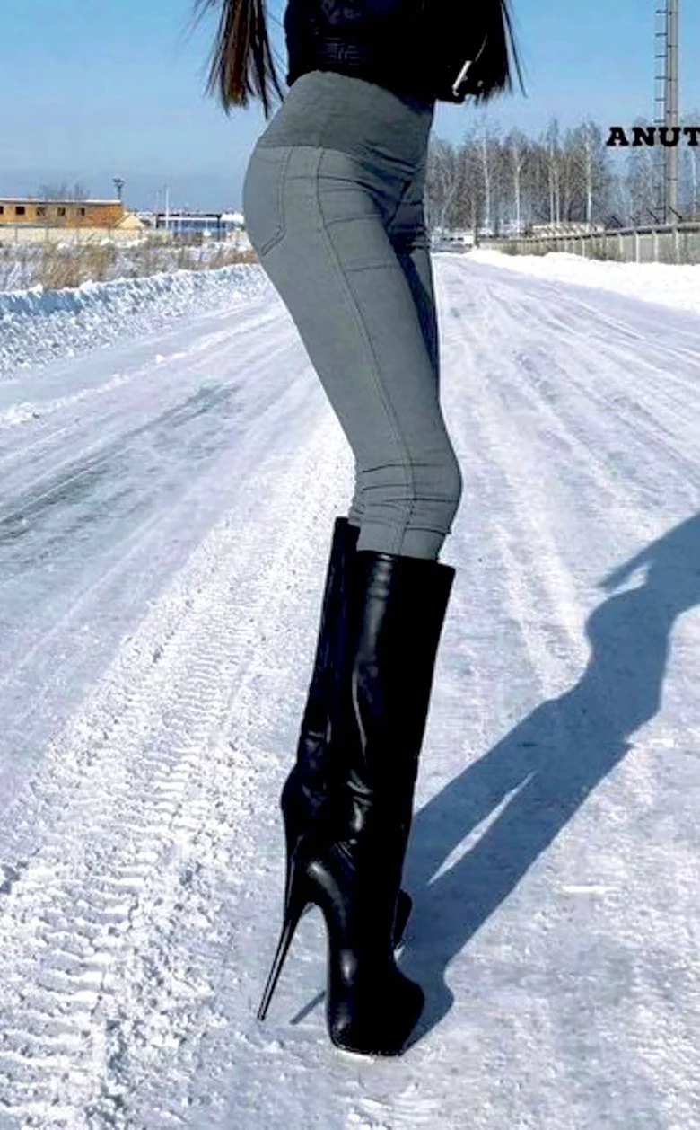 Девушка на шпильках зимой