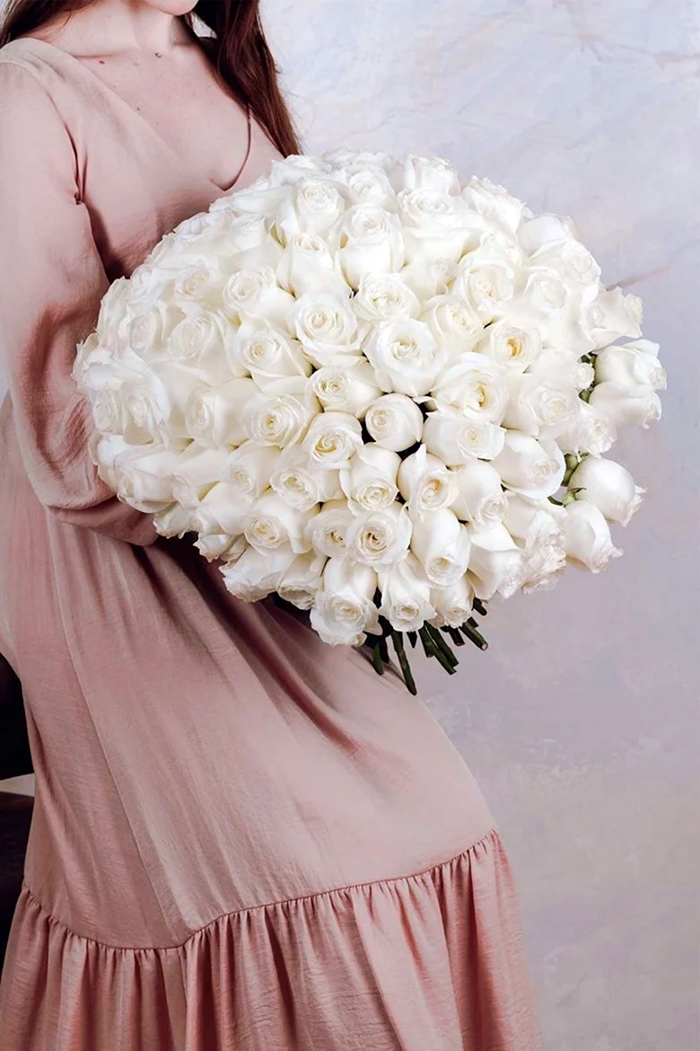 Девушка с букетом белых роз