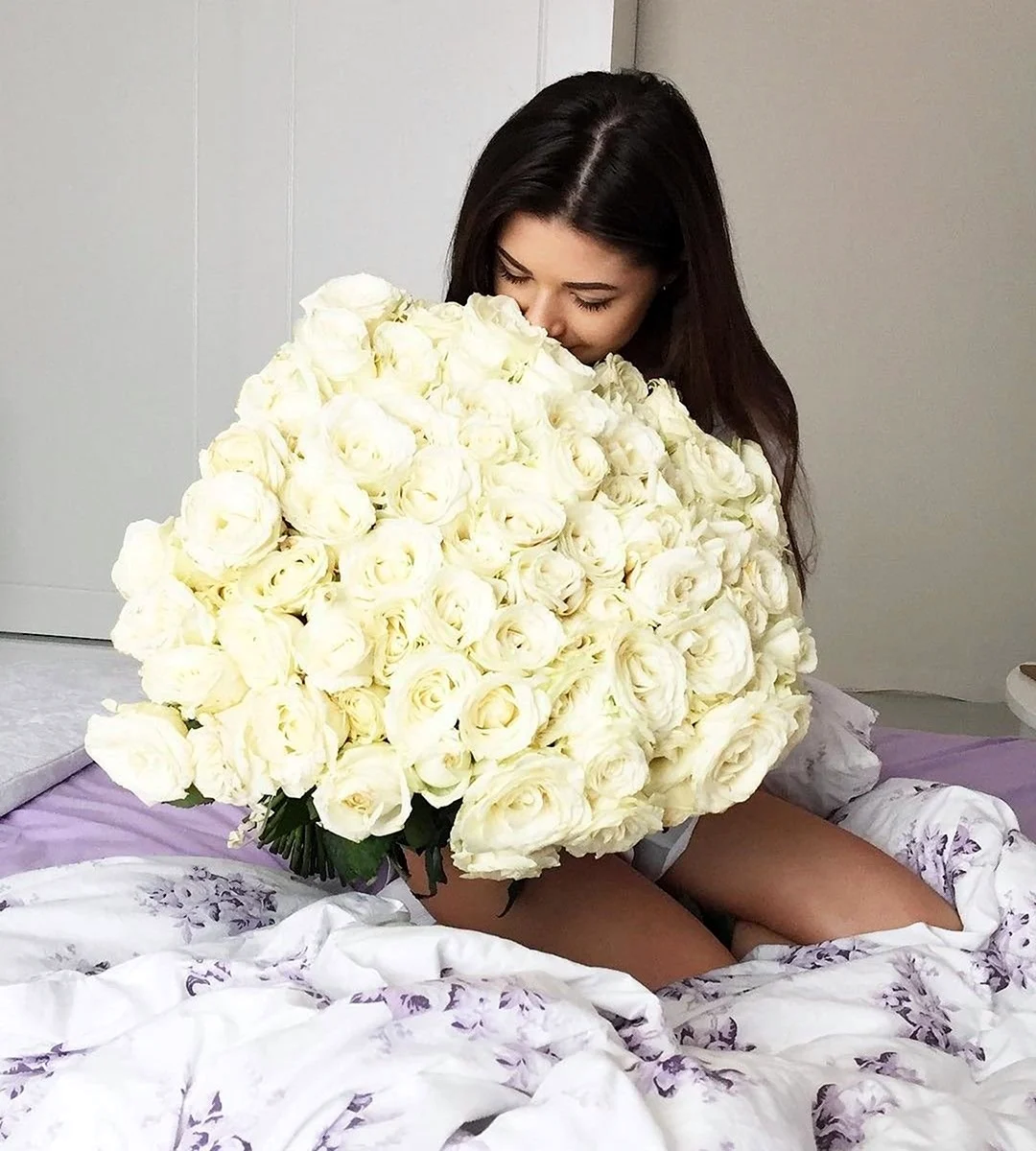 Девушка с огромным букетом белых роз