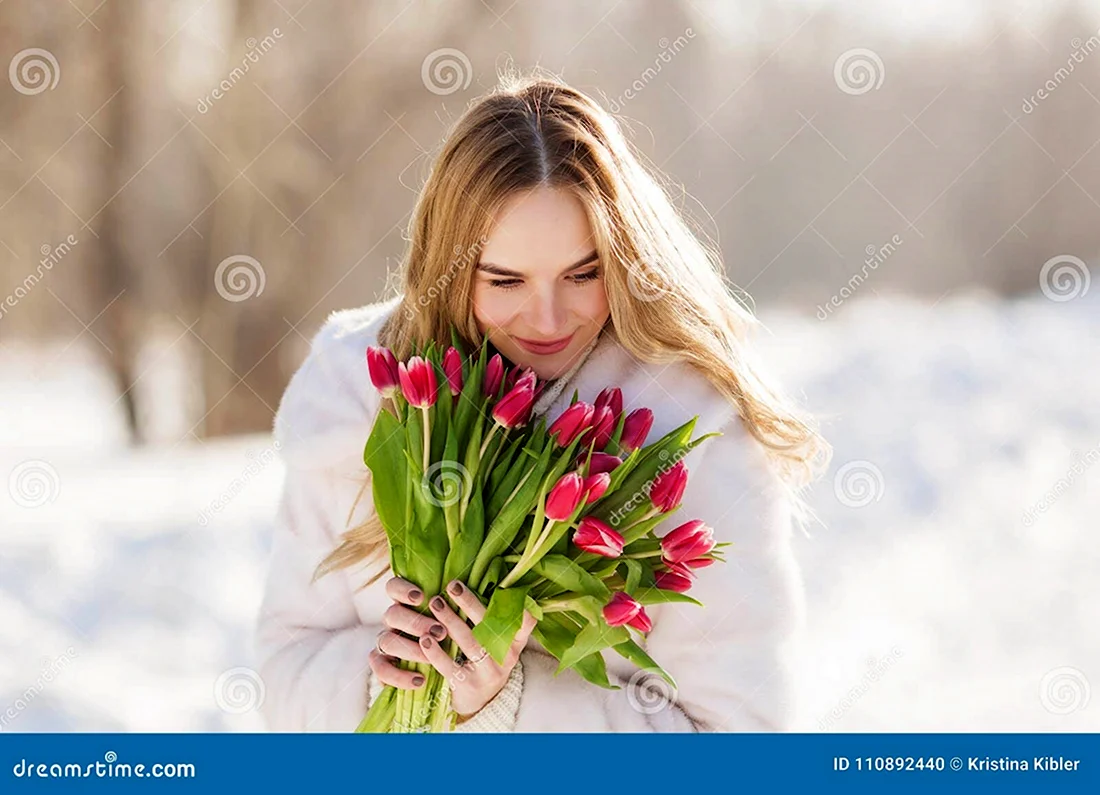 Девушка с тюльпанами зимой