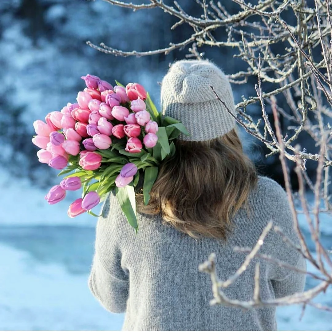 Девушка с цветами зимой