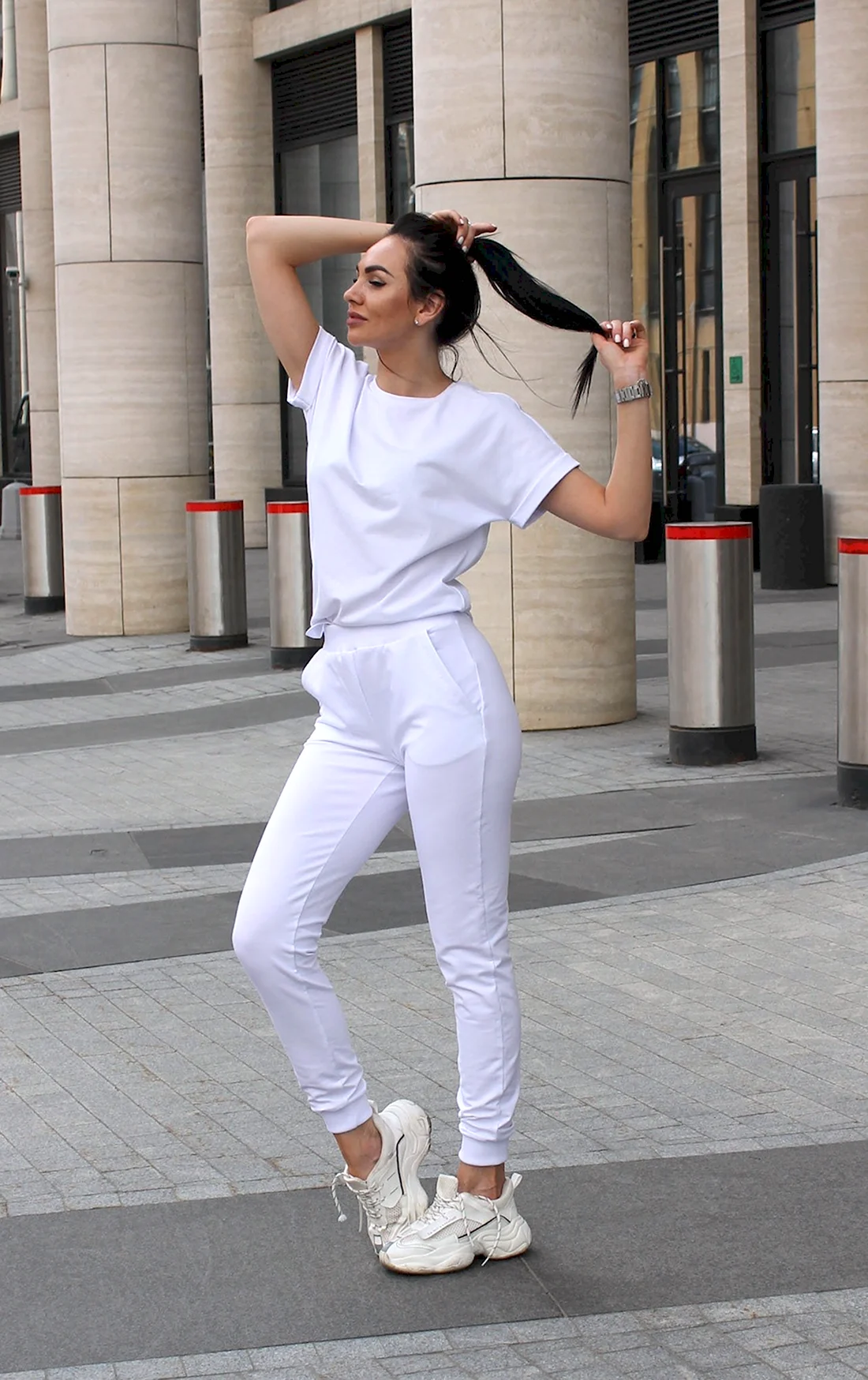 Девушка в белом спортивном костюме