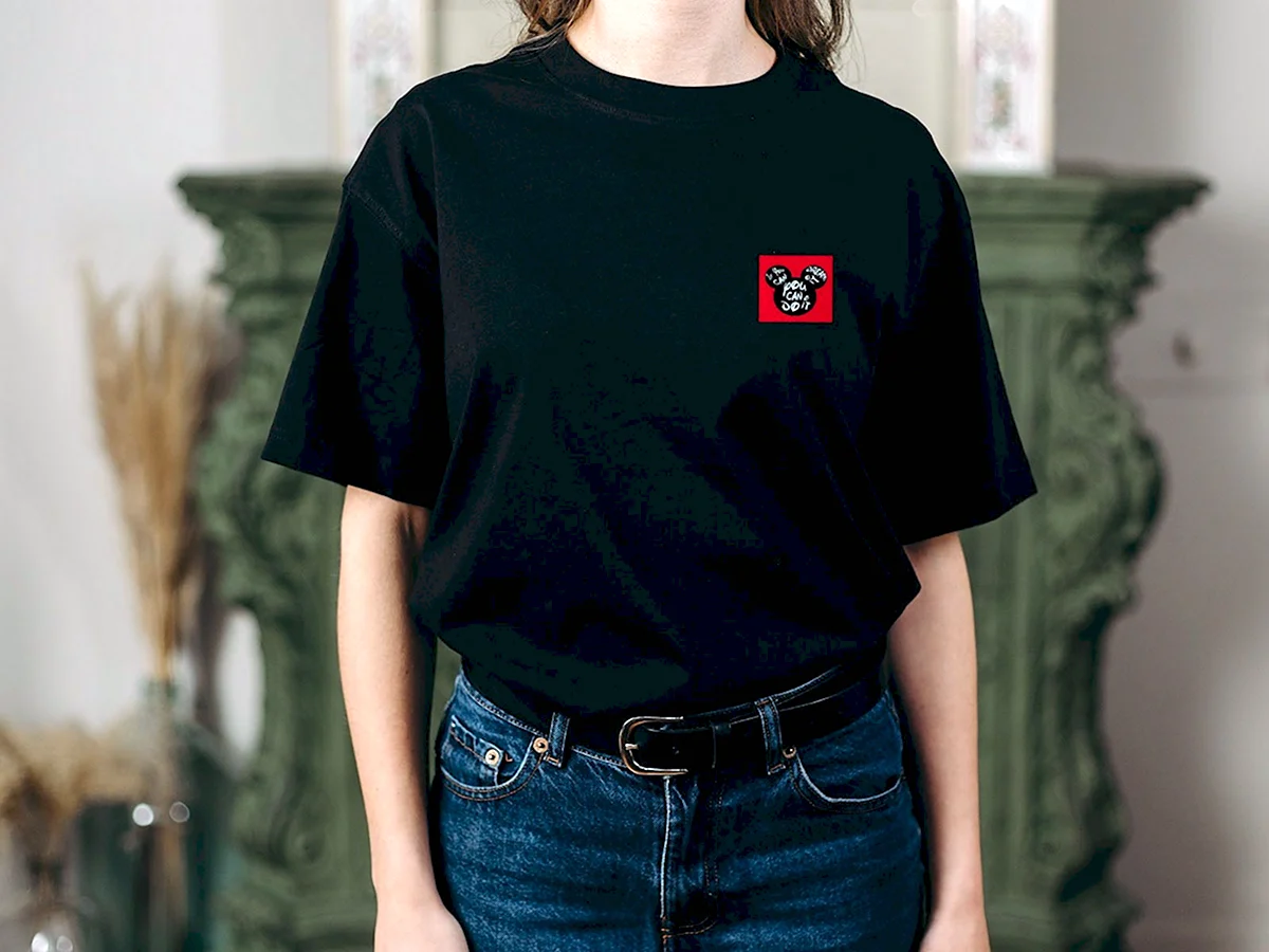 Девушка в черной футболке
