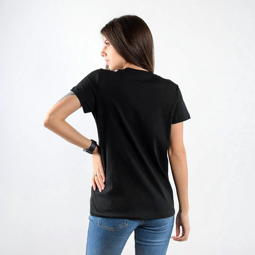 Девушка в черной футболке спина