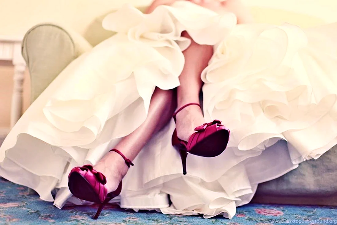 Девушка в платье в туфлях с цветами