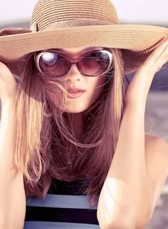 Девушка в солнечных очках и шляпе