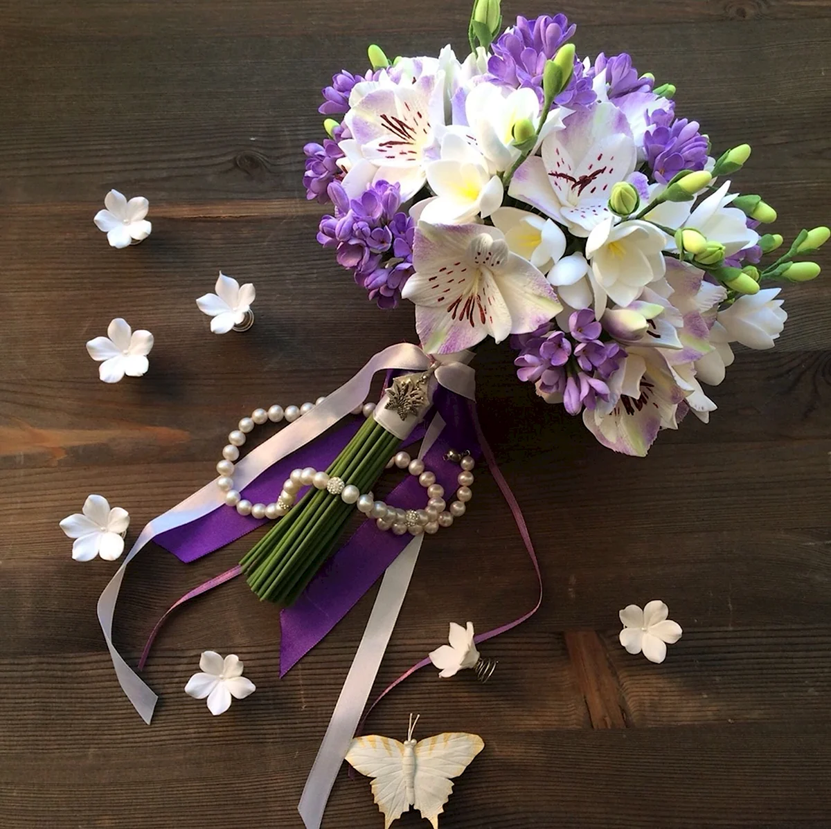 Фиолетовые альстромерии в букете невесты