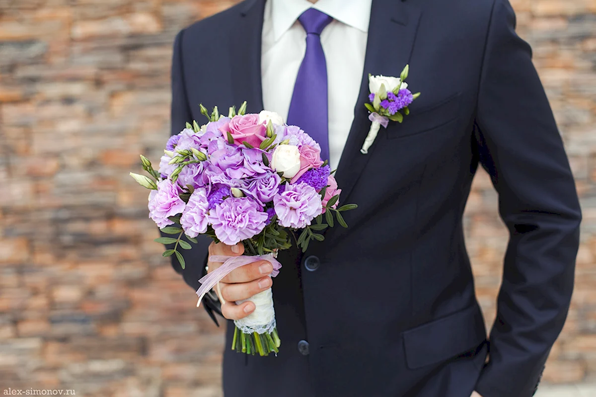 Фиолетовый букет невесты и бутоньерка